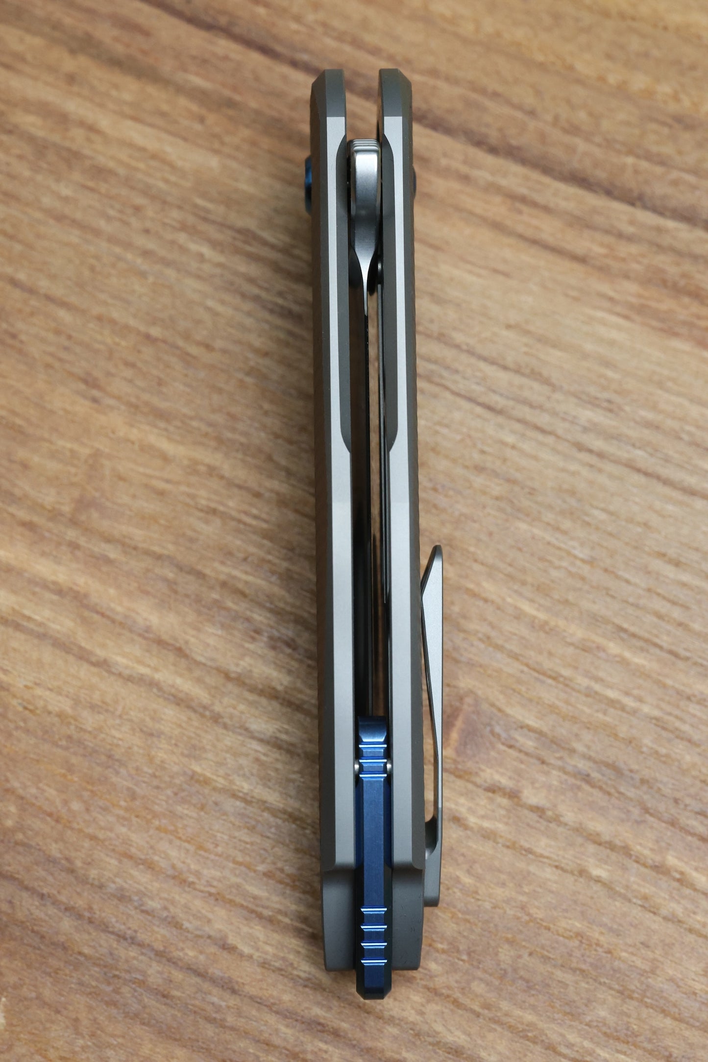 KOENIG KNIVES ARIUS - CORDA TITANIUM HANDLE - BLUE HARDWARE - BURNISHED W/ POLISHED FLATS M390 BLADE