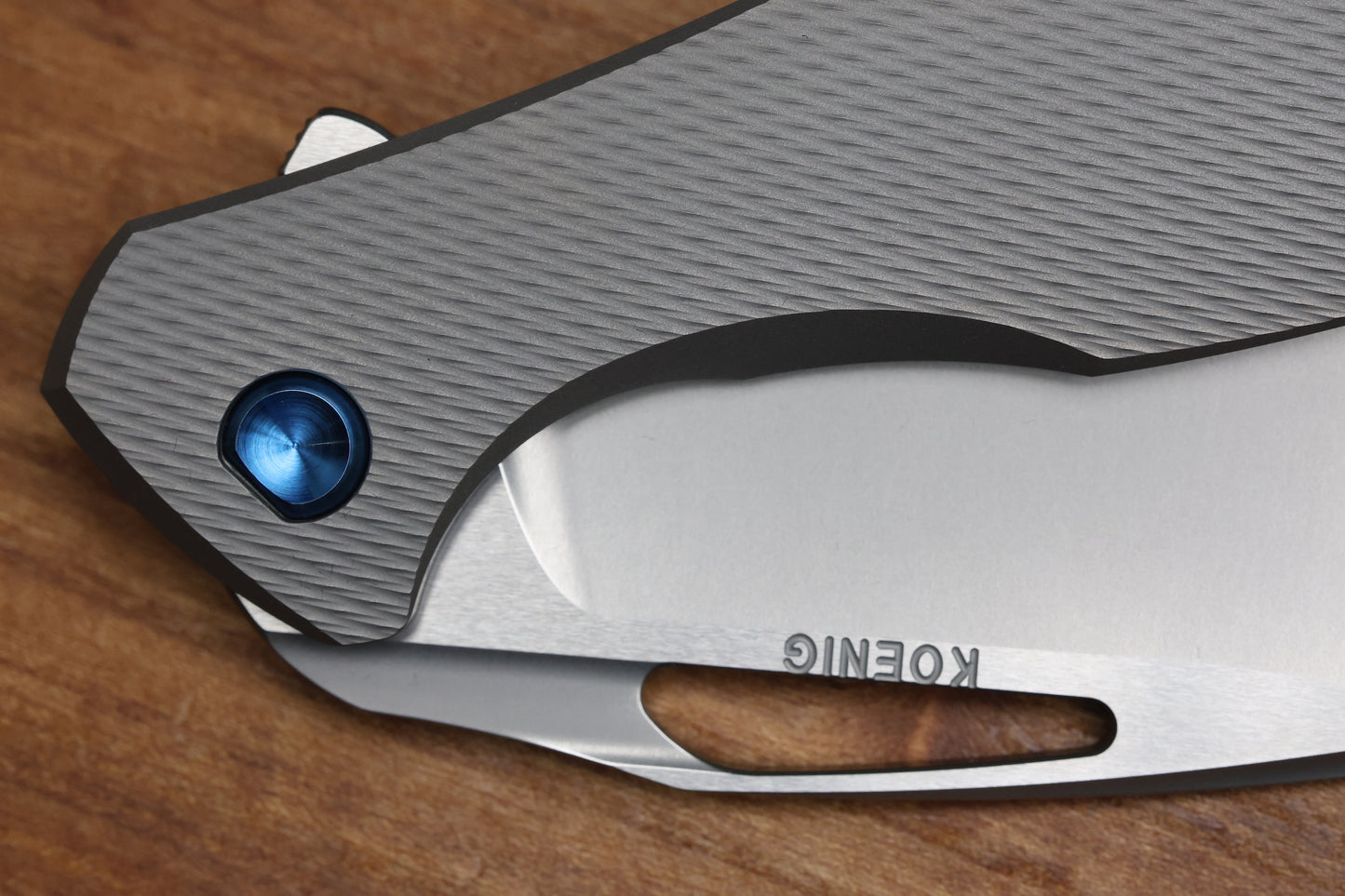 KOENIG KNIVES ARIUS - CORDA TITANIUM HANDLE - BLUE HARDWARE - BURNISHED W/ POLISHED FLATS M390 BLADE