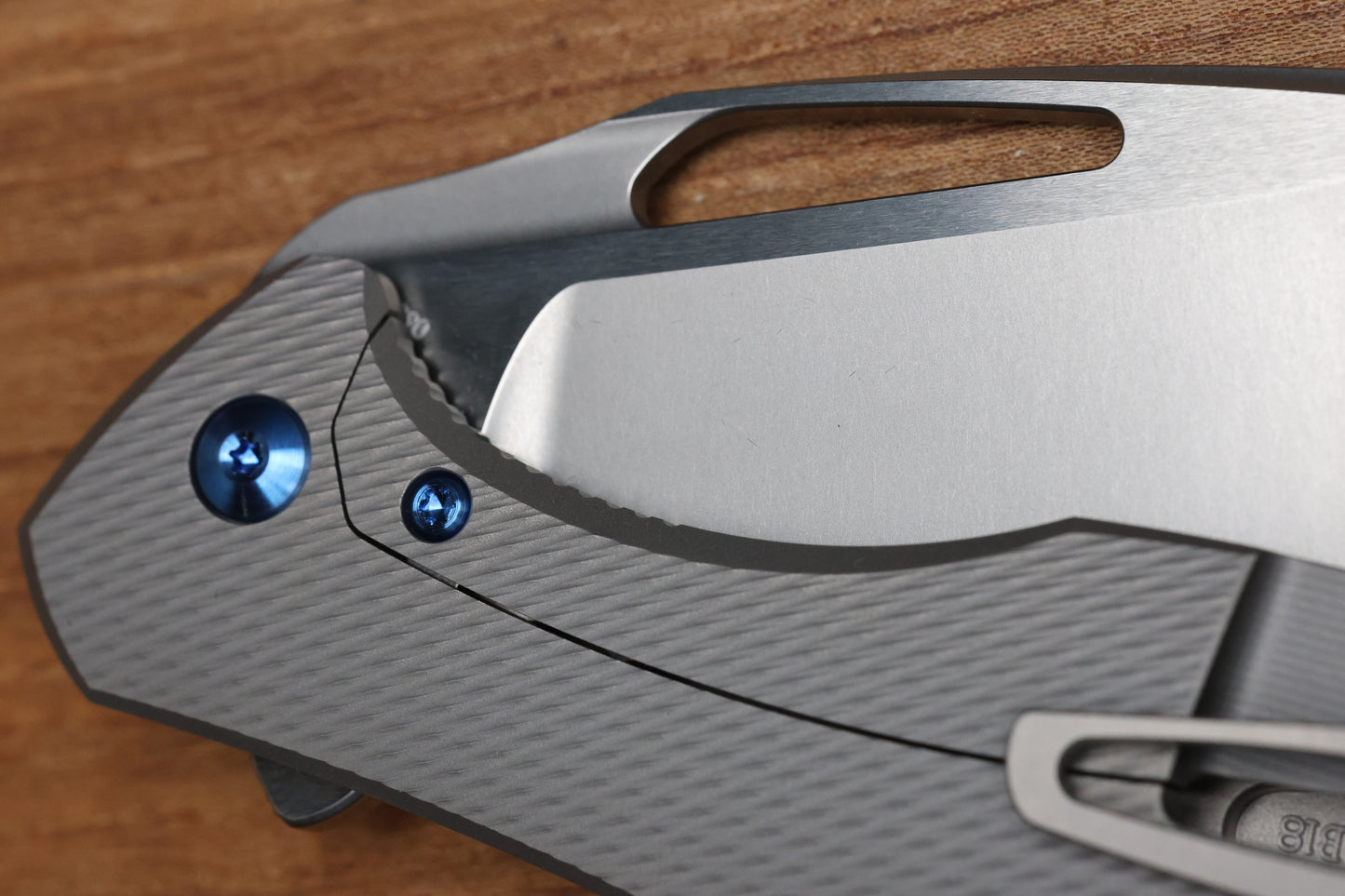 KOENIG KNIVES ARIUS - CORDA TITANIUM HANDLE - BLUE HARDWARE - BURNISHED W/ POLISHED FLATS M390 BLADE