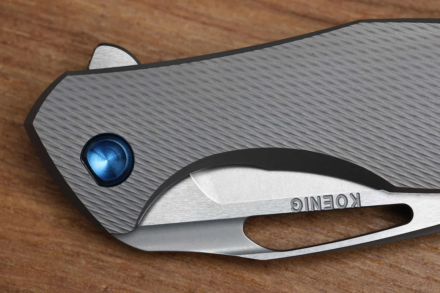 KOENIG KNIVES ARIUS - CORDA TITANIUM HANDLE - BLUE HARDWARE - BURNISHED W/ POLISHED FLATS M390 BLADE