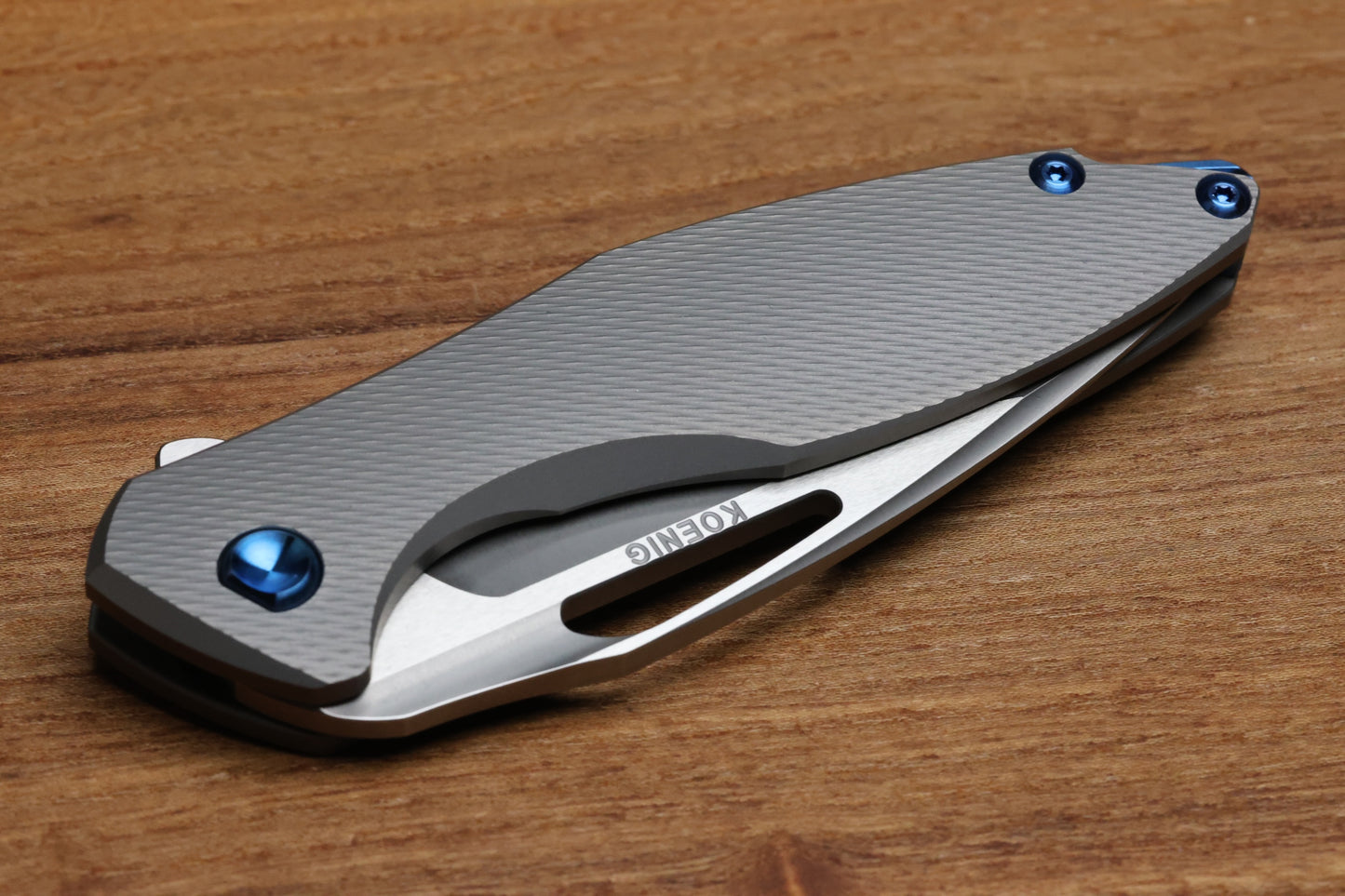 KOENIG KNIVES ARIUS - CORDA TITANIUM HANDLE - BLUE HARDWARE - BURNISHED W/ POLISHED FLATS M390 BLADE