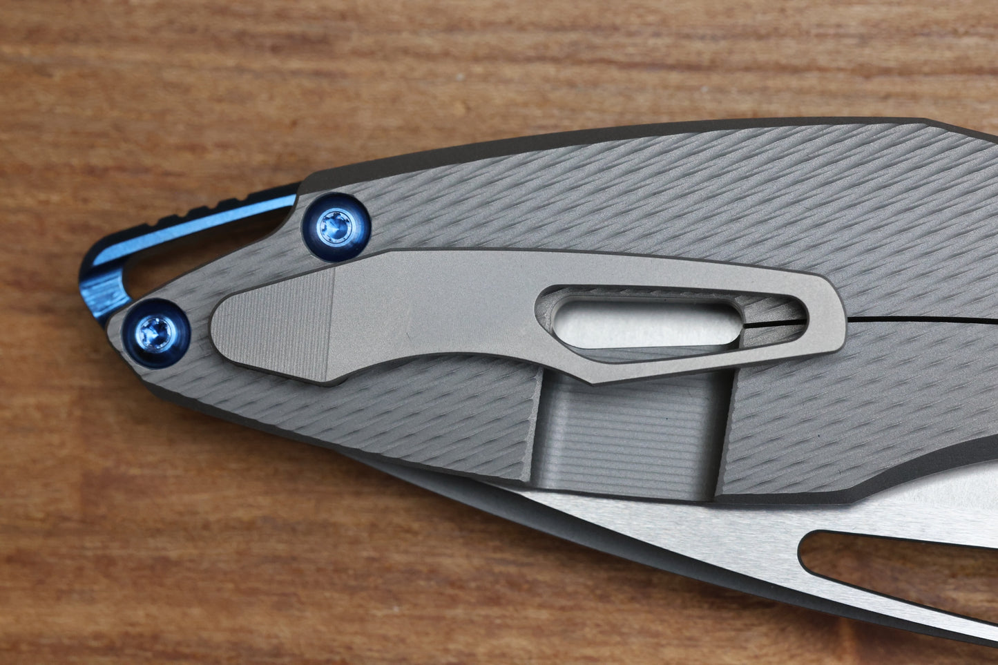 KOENIG KNIVES ARIUS - CORDA TITANIUM HANDLE - BLUE HARDWARE - BURNISHED W/ POLISHED FLATS M390 BLADE