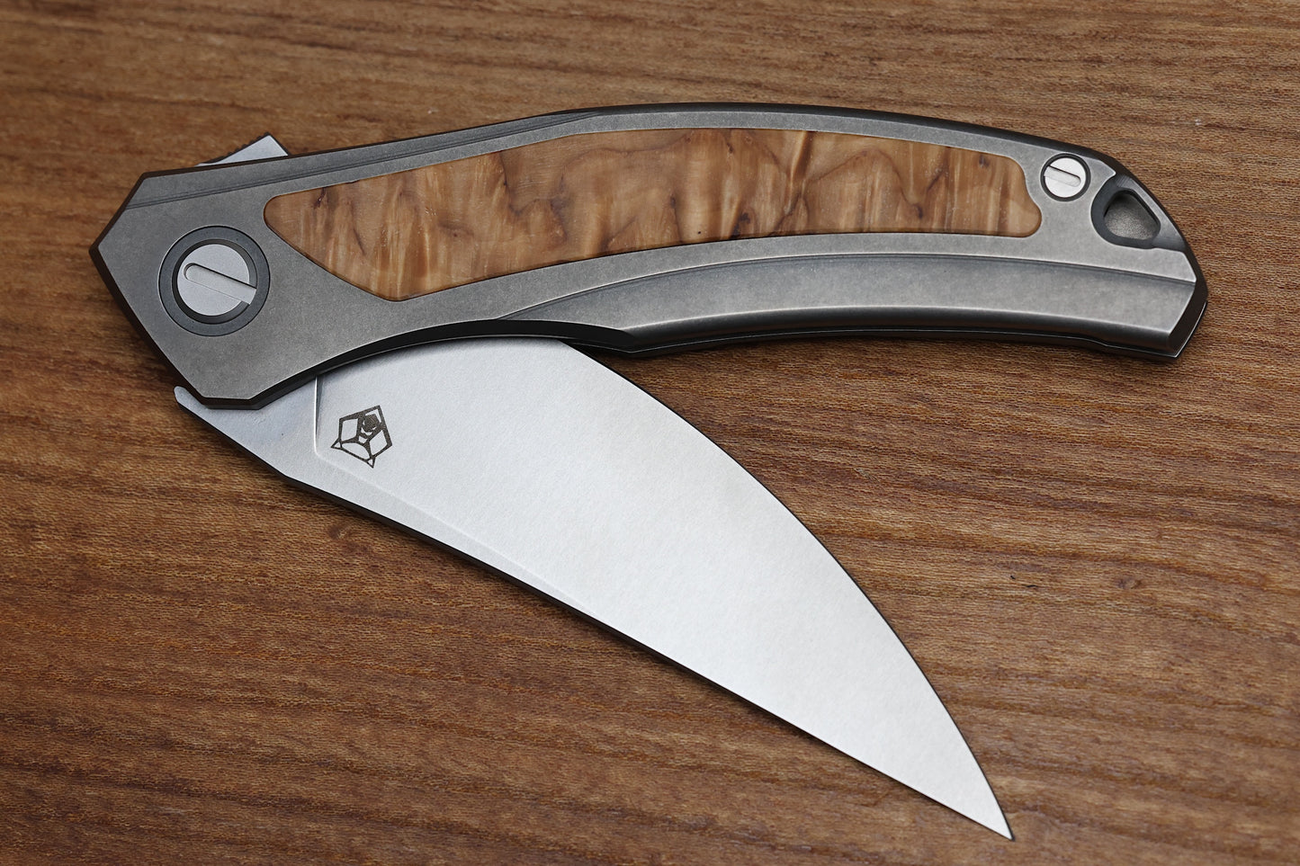 SHIROGOROV URSUS QUANTUM - CROMAX PM BLADE - TITANIUM HANDLE - CURLY BIRCH INLAY - MRBS