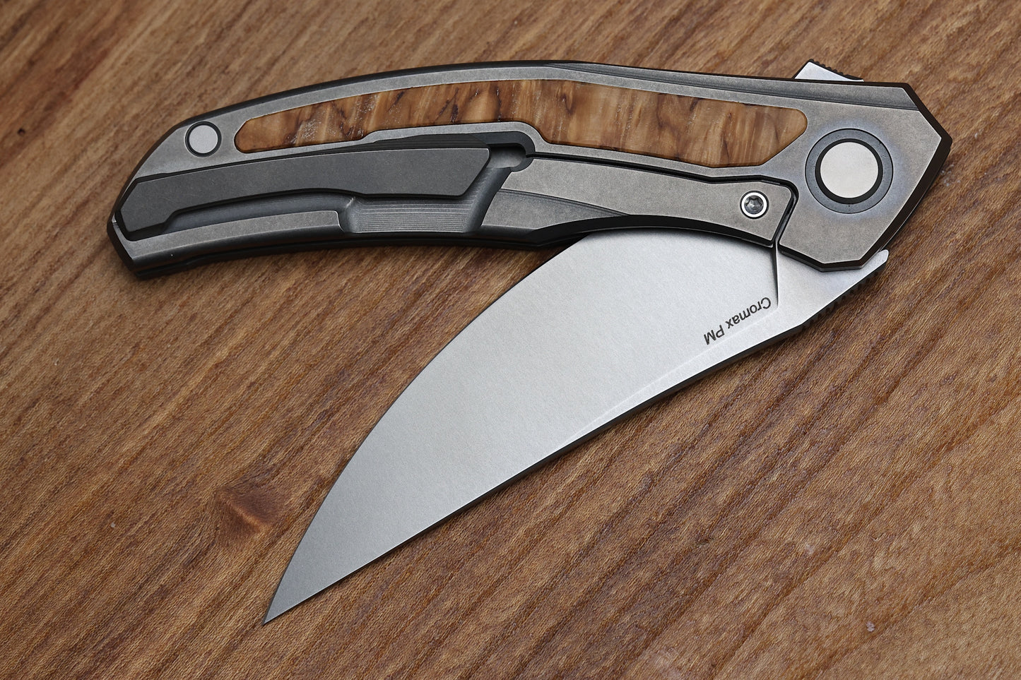 SHIROGOROV URSUS QUANTUM - CROMAX PM BLADE - TITANIUM HANDLE - CURLY BIRCH INLAY - MRBS