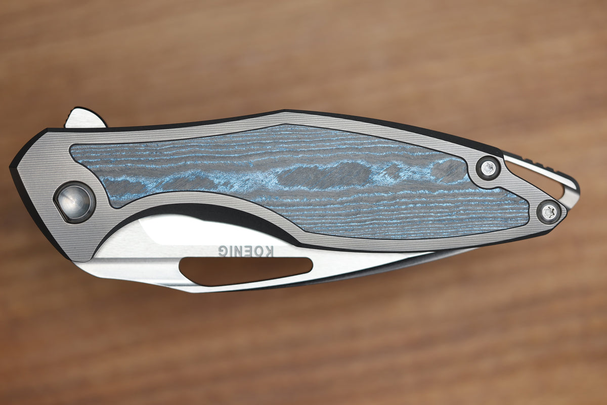 KOENIG KNIVES ARIUS - SMOOTH TITANIUM HANDLE W/ OCEAN BLUE CARBOTI INLAYS - SILVER HARDWARE - BRIGHTWASHED W/ POLISHED FLATS M390 BLADE