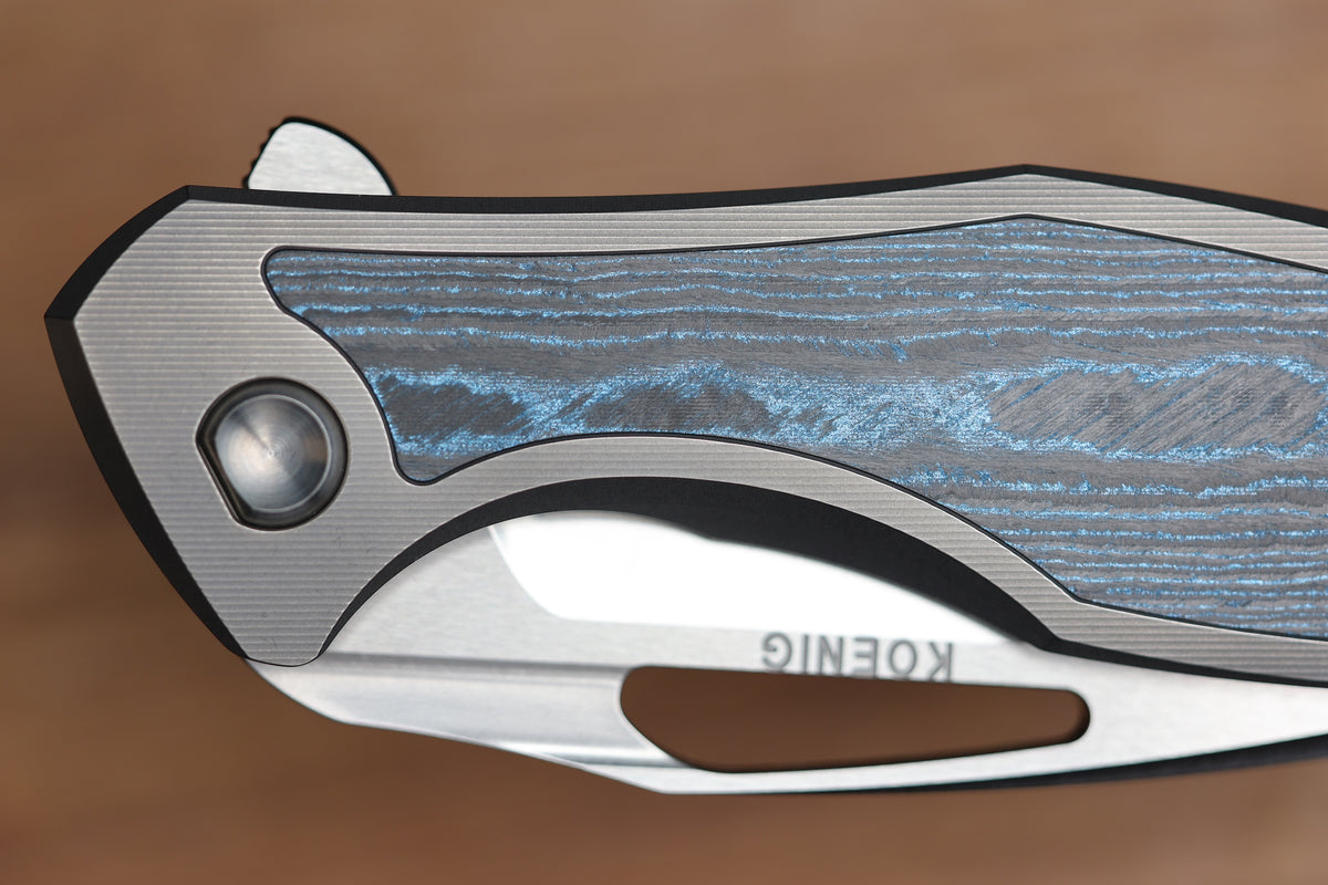 KOENIG KNIVES ARIUS - SMOOTH TITANIUM HANDLE W/ OCEAN BLUE CARBOTI INLAYS - SILVER HARDWARE - BRIGHTWASHED W/ POLISHED FLATS M390 BLADE