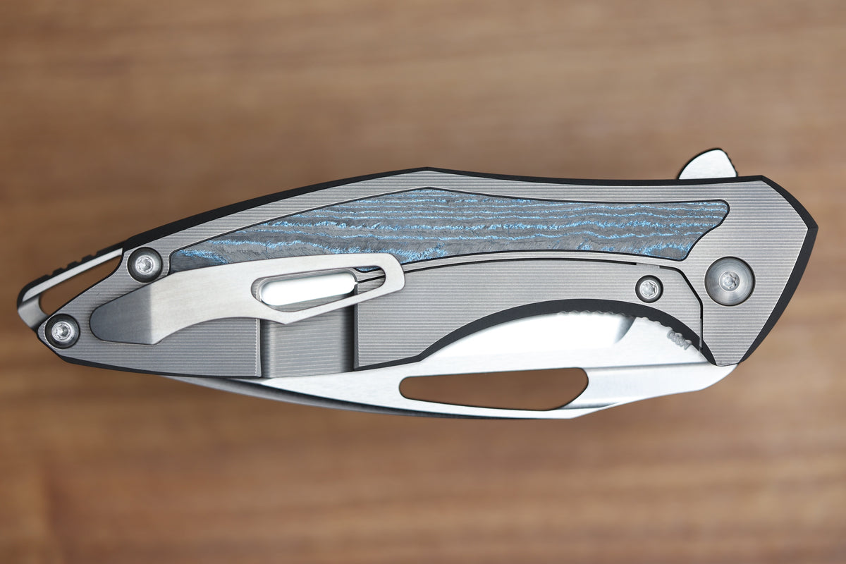 KOENIG KNIVES ARIUS - SMOOTH TITANIUM HANDLE W/ OCEAN BLUE CARBOTI INLAYS - SILVER HARDWARE - BRIGHTWASHED W/ POLISHED FLATS M390 BLADE