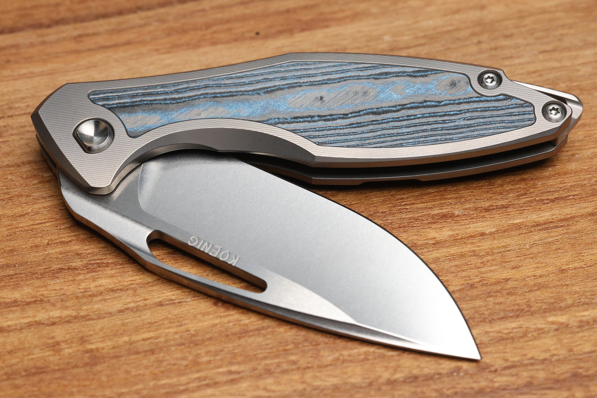 KOENIG KNIVES ARIUS - SMOOTH TITANIUM HANDLE W/ OCEAN BLUE CARBOTI INLAYS - SILVER HARDWARE - BRIGHTWASHED W/ POLISHED FLATS M390 BLADE