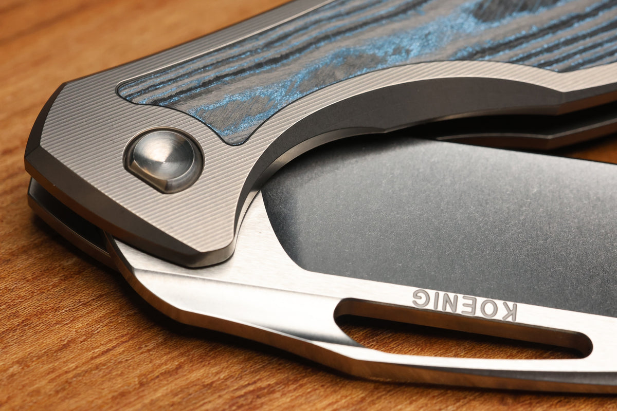 KOENIG KNIVES ARIUS - SMOOTH TITANIUM HANDLE W/ OCEAN BLUE CARBOTI INLAYS - SILVER HARDWARE - BRIGHTWASHED W/ POLISHED FLATS M390 BLADE