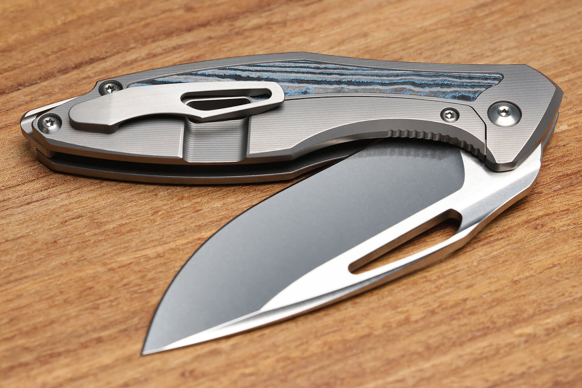 KOENIG KNIVES ARIUS - SMOOTH TITANIUM HANDLE W/ OCEAN BLUE CARBOTI INLAYS - SILVER HARDWARE - BRIGHTWASHED W/ POLISHED FLATS M390 BLADE