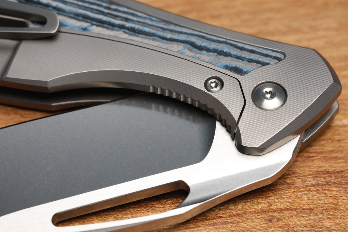 KOENIG KNIVES ARIUS - SMOOTH TITANIUM HANDLE W/ OCEAN BLUE CARBOTI INLAYS - SILVER HARDWARE - BRIGHTWASHED W/ POLISHED FLATS M390 BLADE
