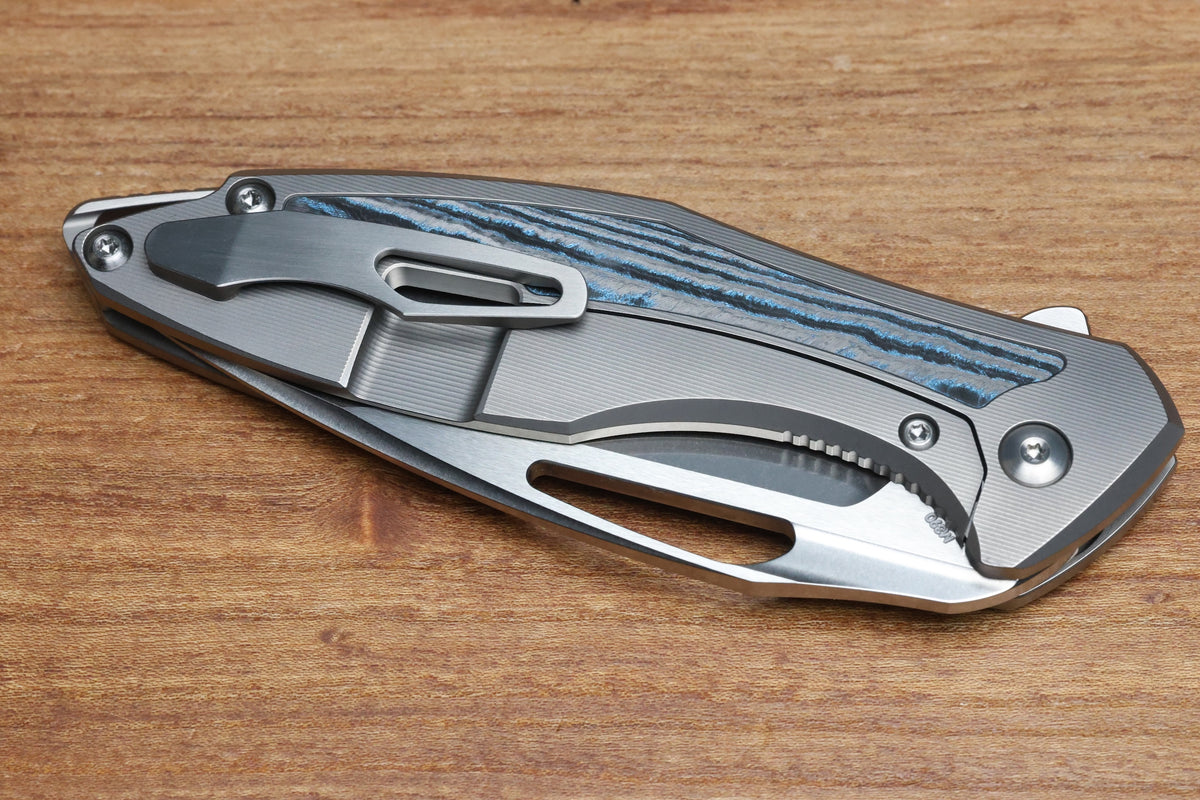 KOENIG KNIVES ARIUS - SMOOTH TITANIUM HANDLE W/ OCEAN BLUE CARBOTI INLAYS - SILVER HARDWARE - BRIGHTWASHED W/ POLISHED FLATS M390 BLADE