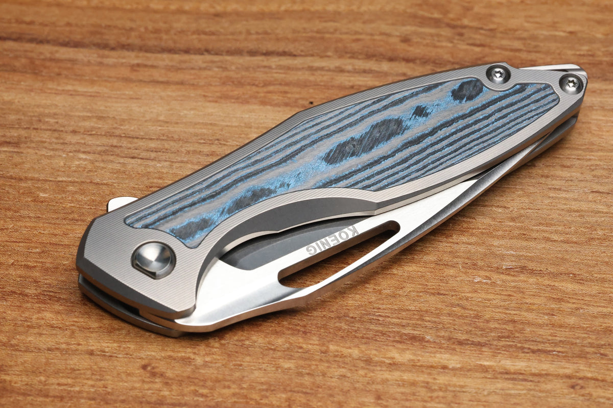 KOENIG KNIVES ARIUS - SMOOTH TITANIUM HANDLE W/ OCEAN BLUE CARBOTI INLAYS - SILVER HARDWARE - BRIGHTWASHED W/ POLISHED FLATS M390 BLADE