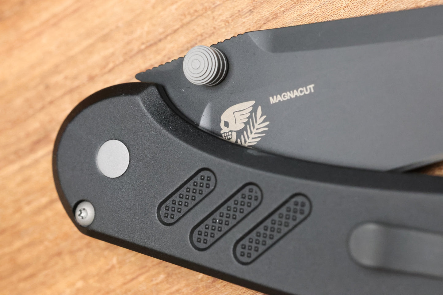 PRO-TECH AVALON PEACE NEIGHBOR W/ KNURLED BLACK ALUMINUM HANDLE & DLC MAGNACUT PN1103