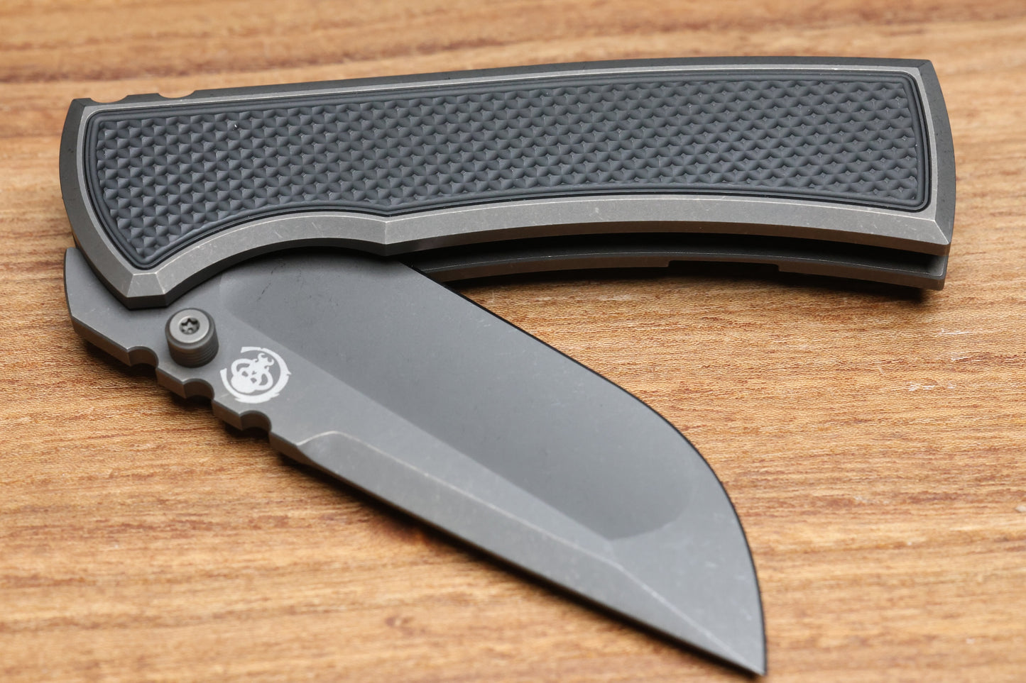 CHAVES INTEGRAL REDENCION 229 SW GREY TITANIUM W/BLACK PVD SW KNURLED PATTERN TI MAGNETIC INLAY DROP POINT GREY PVD