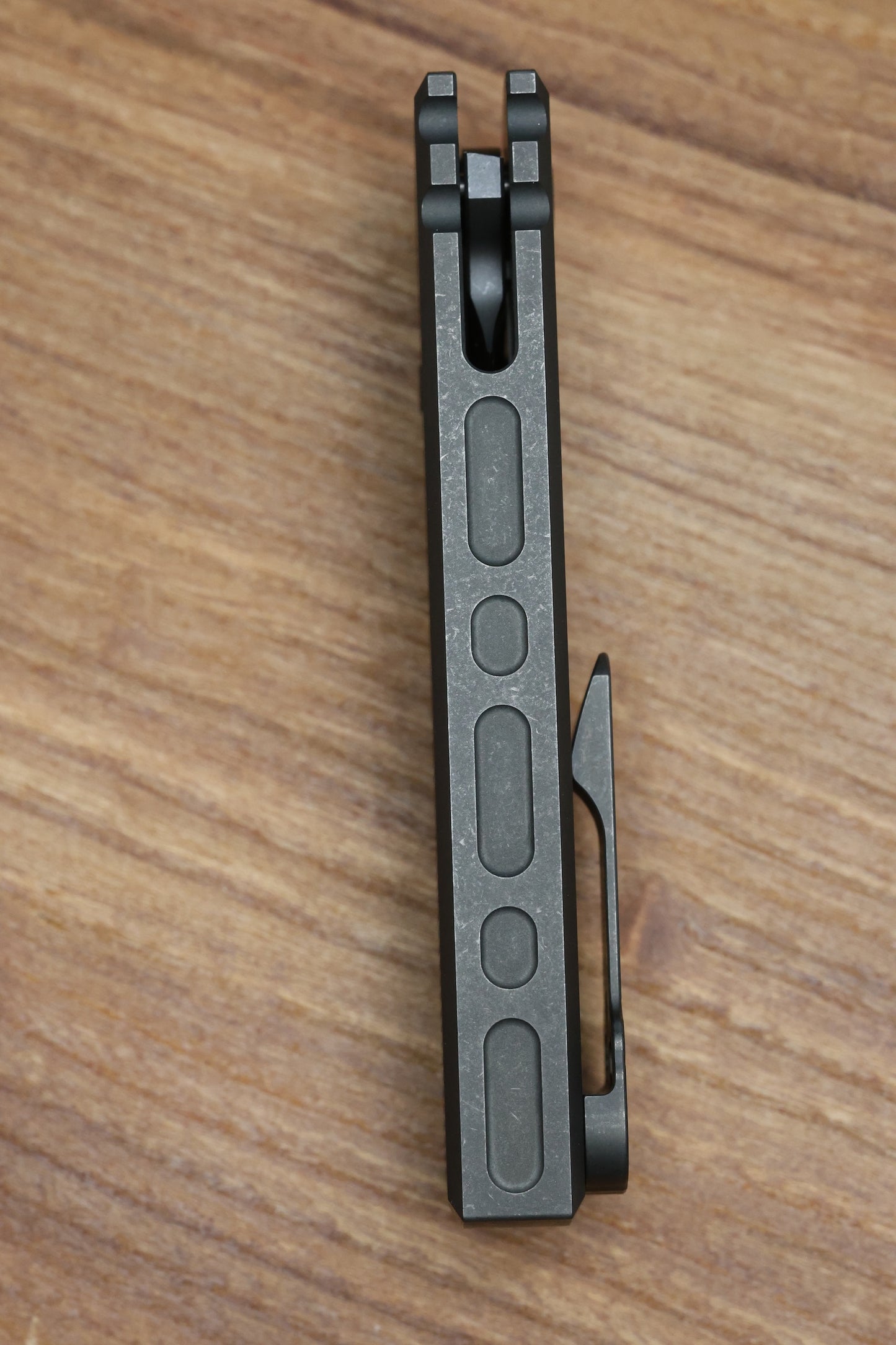 CHAVES INTEGRAL REDENCION 229 SW GREY TITANIUM W/BLACK PVD SW KNURLED PATTERN TI MAGNETIC INLAY DROP POINT GREY PVD