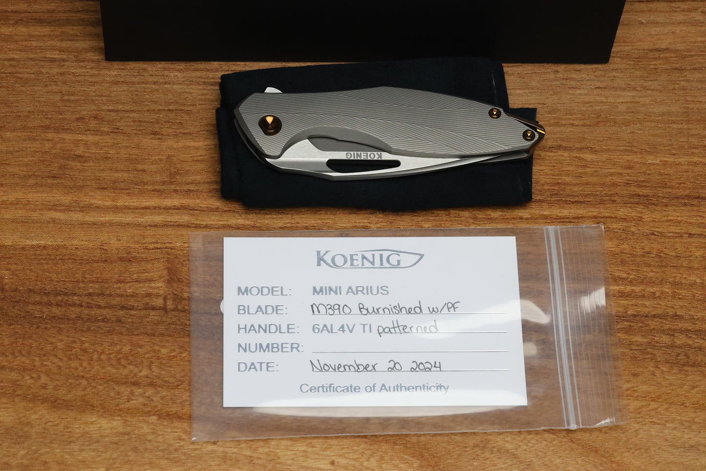 KOENIG MINI ARIUS - PATTERNED - TITANIUM HANDLE - M390 BLADE