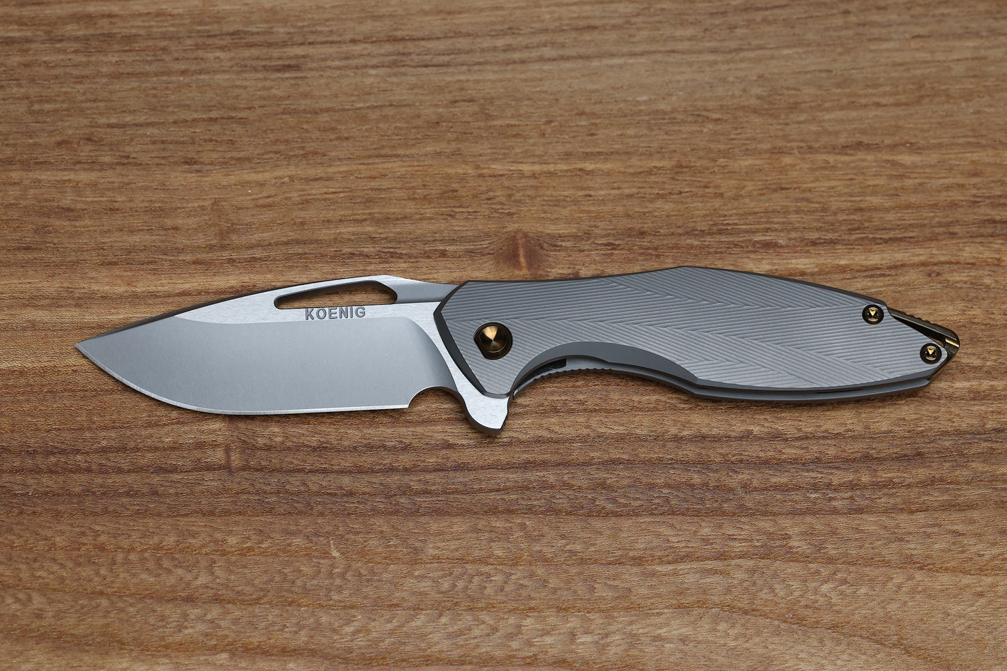 KOENIG MINI ARIUS - PATTERNED - TITANIUM HANDLE - M390 BLADE