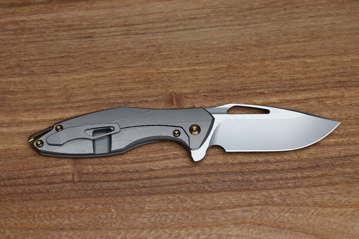 KOENIG MINI ARIUS - PATTERNED - TITANIUM HANDLE - M390 BLADE