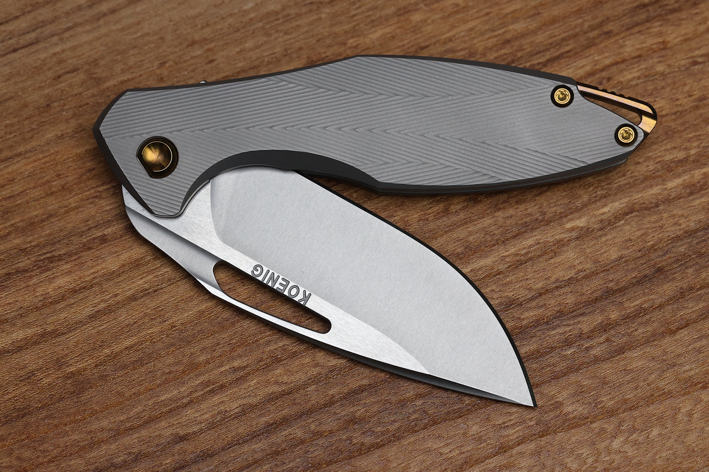 KOENIG MINI ARIUS - PATTERNED - TITANIUM HANDLE - M390 BLADE