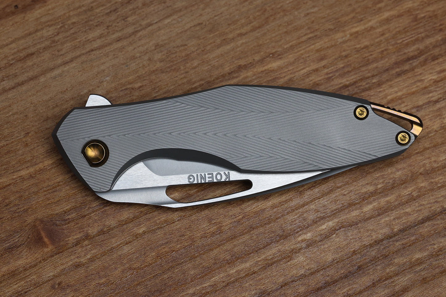 KOENIG MINI ARIUS - PATTERNED - TITANIUM HANDLE - M390 BLADE