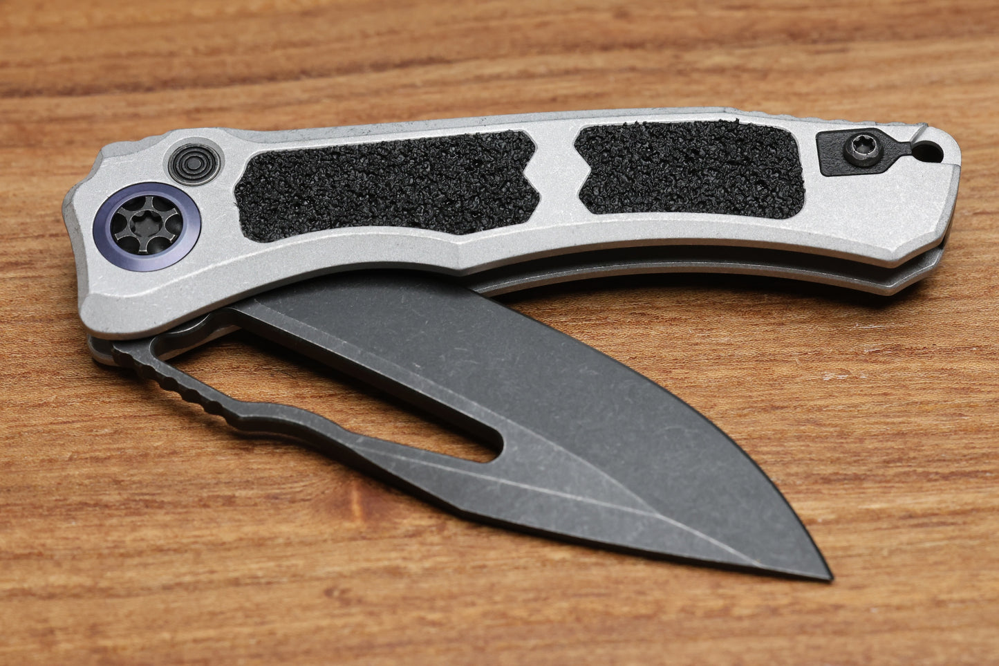 HERETIC KNIVES WRAITH V4 BLIZZARDWORN ALUMINUM HANDLES & BATTLE BLACK MAGNACUT H001-8A-BLZ