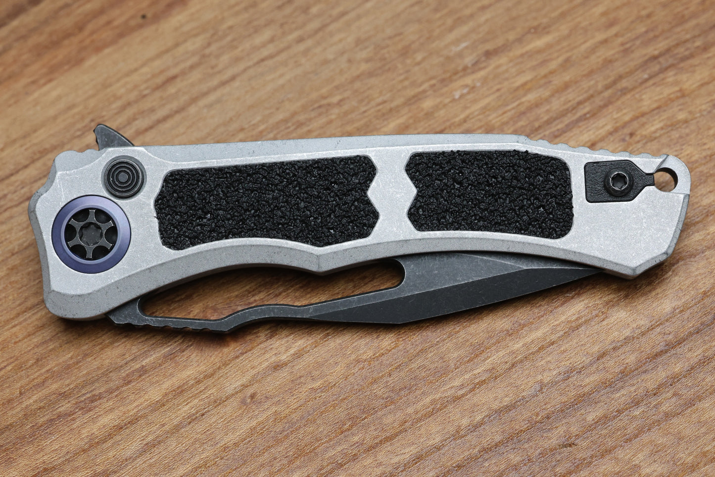HERETIC KNIVES WRAITH V4 BLIZZARDWORN ALUMINUM HANDLES & BATTLE BLACK MAGNACUT H001-8A-BLZ