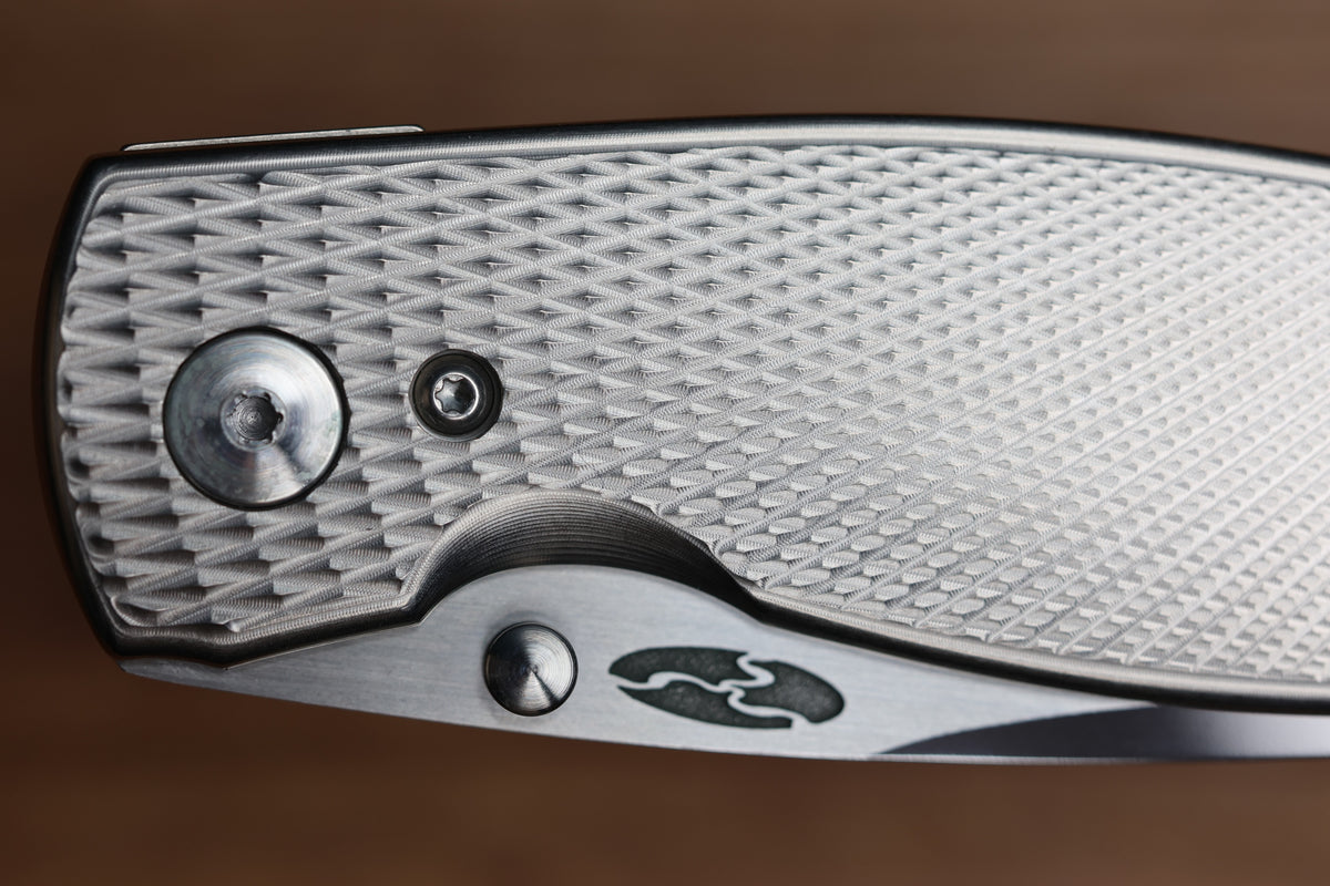 THREE RIVERS MANUFACTURING NEUTRON 2 MIKE IRIE COMPOUND MIRROR GRIND LIZARD SKIN TITANIUM 3" CPM 154