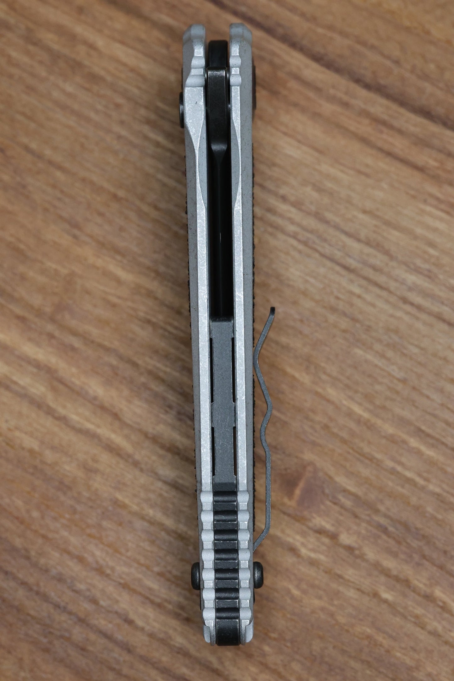 HERETIC KNIVES WRAITH V4 BLIZZARDWORN ALUMINUM HANDLES & BATTLE BLACK MAGNACUT H001-8A-BLZ