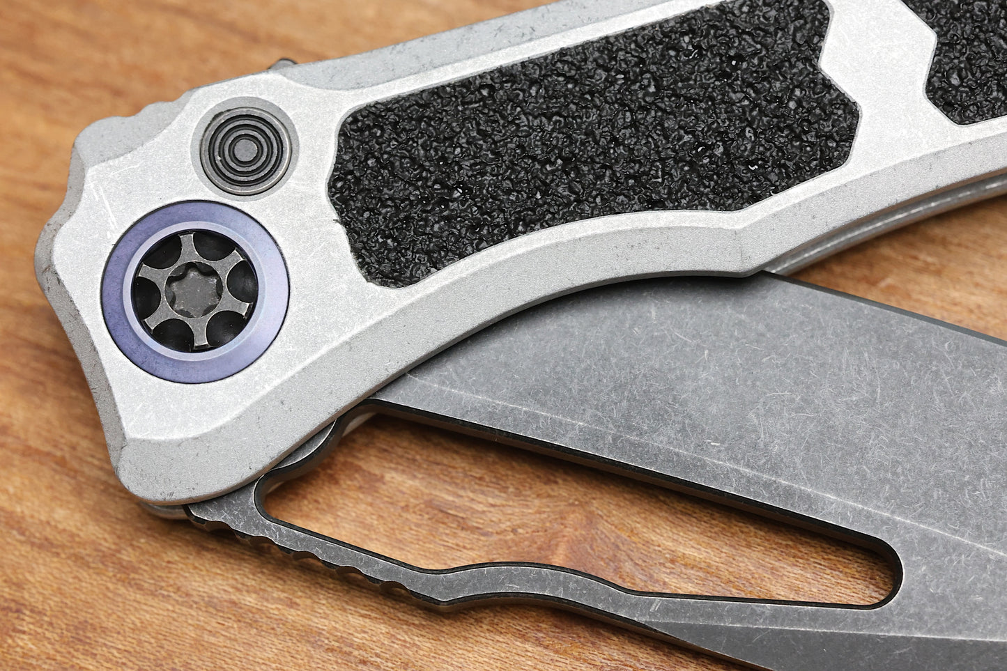 HERETIC KNIVES WRAITH V4 BLIZZARDWORN ALUMINUM HANDLES & BATTLE BLACK MAGNACUT H001-8A-BLZ