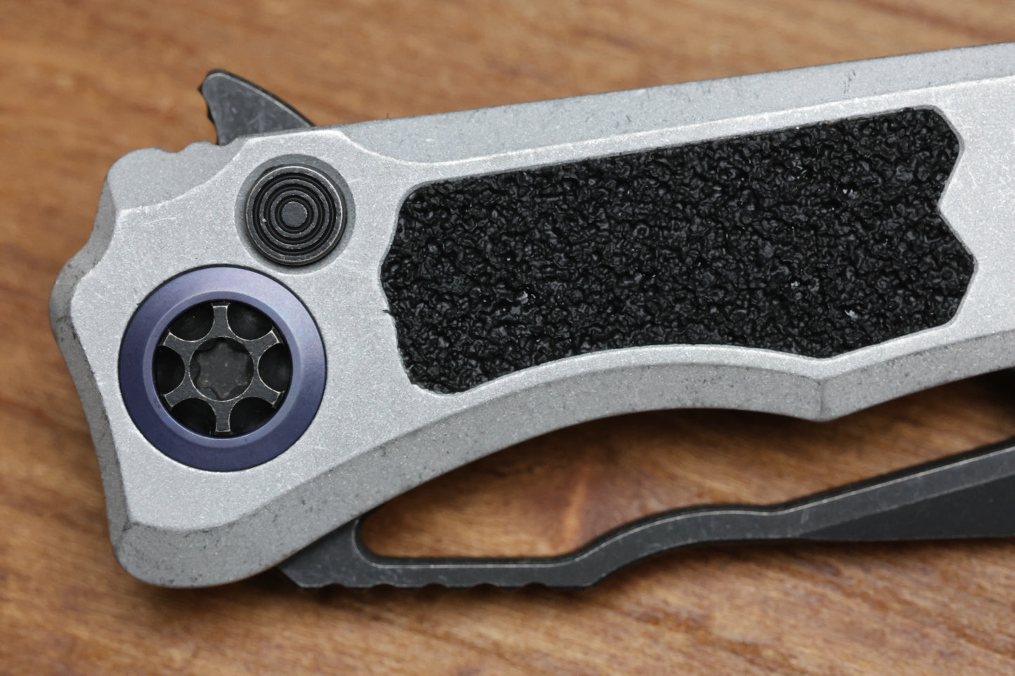 HERETIC KNIVES WRAITH V4 BLIZZARDWORN ALUMINUM HANDLES & BATTLE BLACK MAGNACUT H001-8A-BLZ