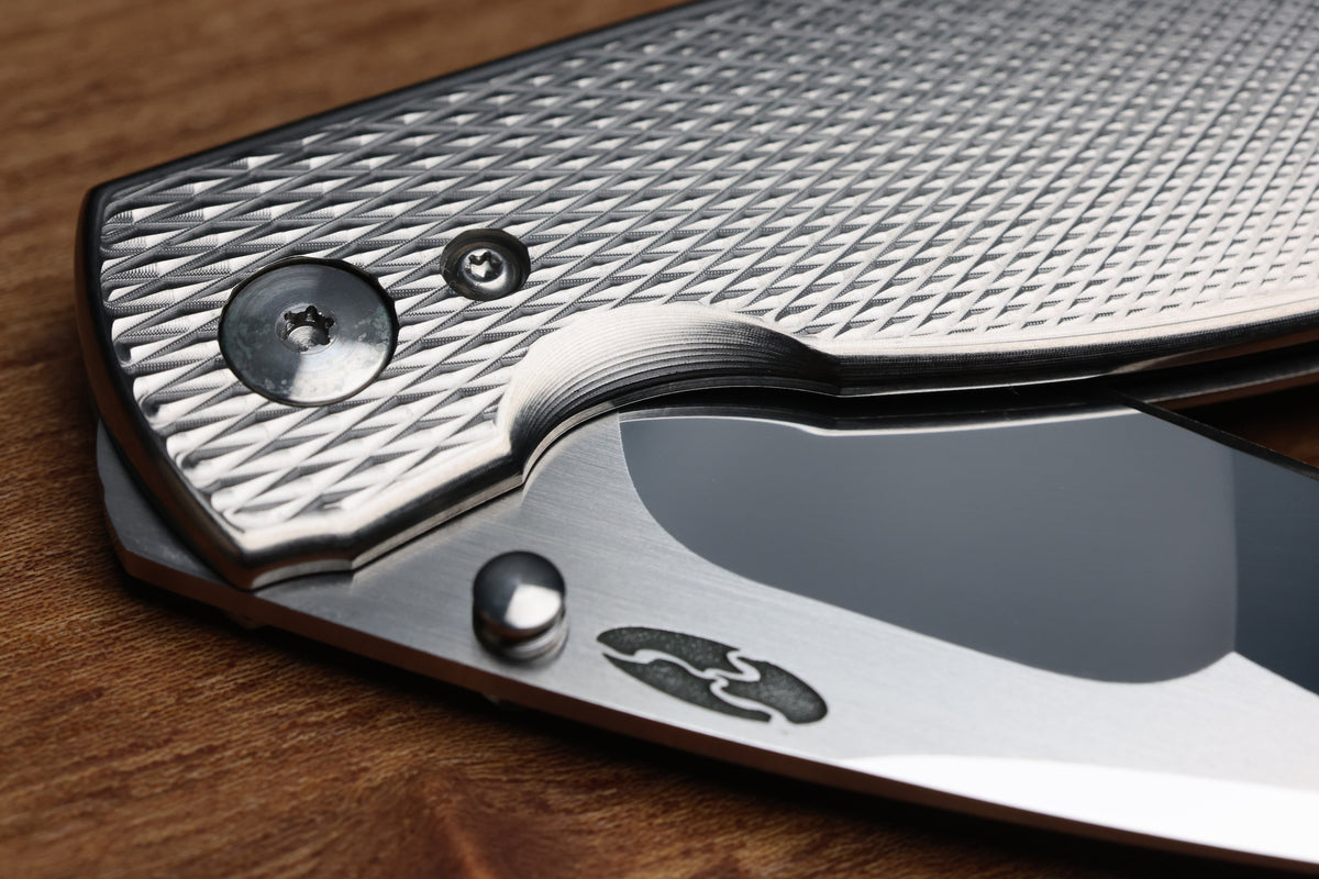 THREE RIVERS MANUFACTURING NEUTRON 2 MIKE IRIE COMPOUND MIRROR GRIND LIZARD SKIN TITANIUM 3" CPM 154