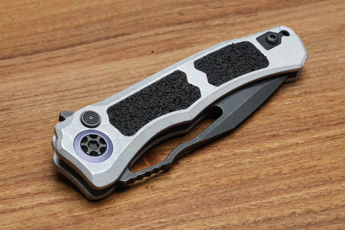 HERETIC KNIVES WRAITH V4 BLIZZARDWORN ALUMINUM HANDLES & BATTLE BLACK MAGNACUT H001-8A-BLZ