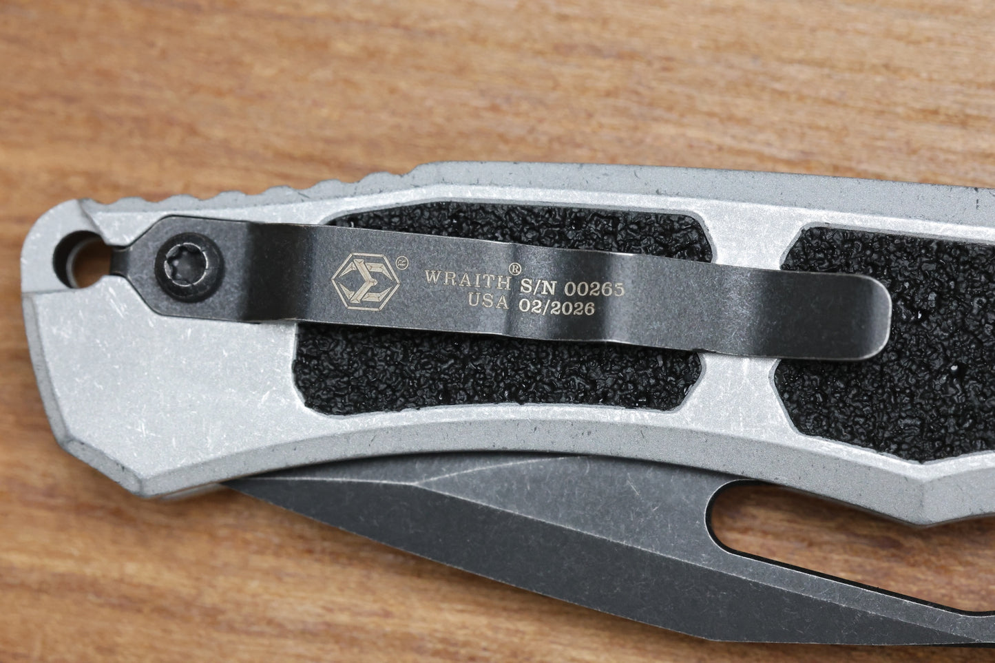 HERETIC KNIVES WRAITH V4 BLIZZARDWORN ALUMINUM HANDLES & BATTLE BLACK MAGNACUT H001-8A-BLZ