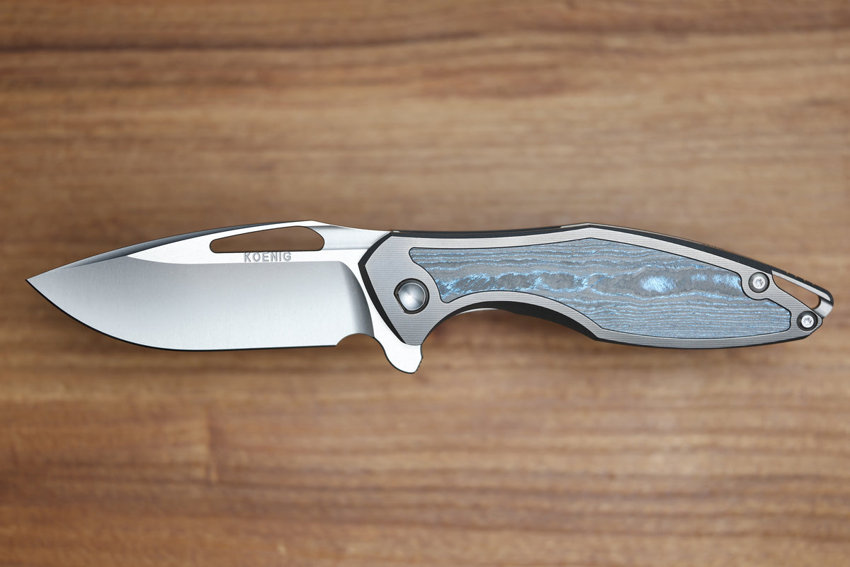 KOENIG KNIVES ARIUS - SMOOTH TITANIUM HANDLE W/ OCEAN BLUE CARBOTI INLAYS - SILVER HARDWARE - BURNISHED W/ POLISHED FLATS M390 BLADE - R1 INVITATIONAL 2026