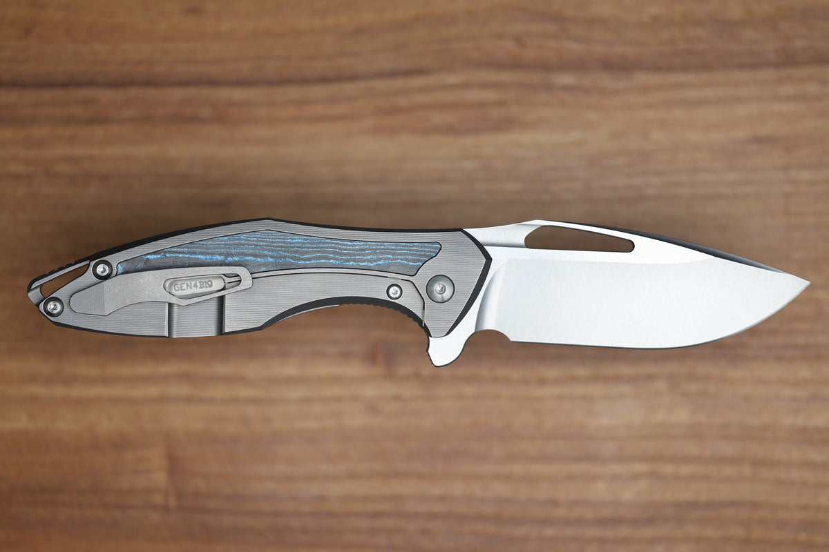 KOENIG KNIVES ARIUS - SMOOTH TITANIUM HANDLE W/ OCEAN BLUE CARBOTI INLAYS - SILVER HARDWARE - BURNISHED W/ POLISHED FLATS M390 BLADE - R1 INVITATIONAL 2026