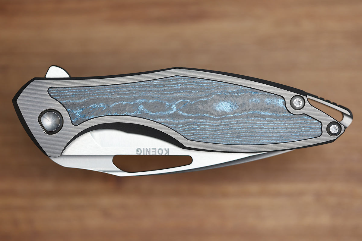 KOENIG KNIVES ARIUS - SMOOTH TITANIUM HANDLE W/ OCEAN BLUE CARBOTI INLAYS - SILVER HARDWARE - BURNISHED W/ POLISHED FLATS M390 BLADE - R1 INVITATIONAL 2026