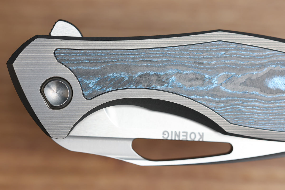 KOENIG KNIVES ARIUS - SMOOTH TITANIUM HANDLE W/ OCEAN BLUE CARBOTI INLAYS - SILVER HARDWARE - BURNISHED W/ POLISHED FLATS M390 BLADE - R1 INVITATIONAL 2026
