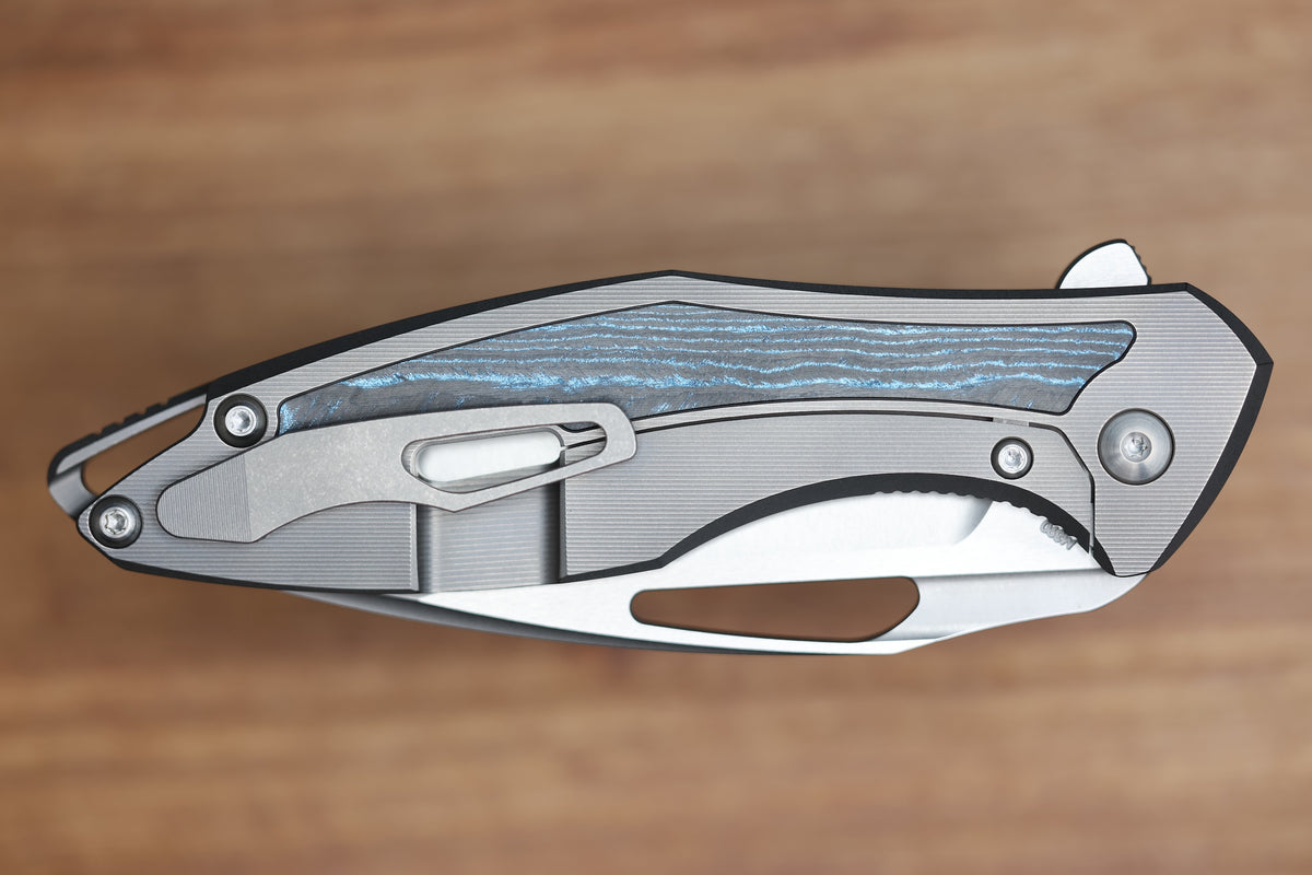 KOENIG KNIVES ARIUS - SMOOTH TITANIUM HANDLE W/ OCEAN BLUE CARBOTI INLAYS - SILVER HARDWARE - BURNISHED W/ POLISHED FLATS M390 BLADE - R1 INVITATIONAL 2026