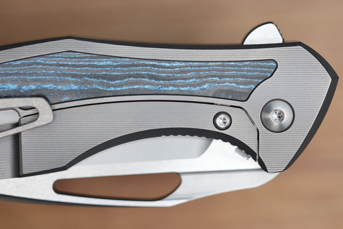 KOENIG KNIVES ARIUS - SMOOTH TITANIUM HANDLE W/ OCEAN BLUE CARBOTI INLAYS - SILVER HARDWARE - BURNISHED W/ POLISHED FLATS M390 BLADE - R1 INVITATIONAL 2026