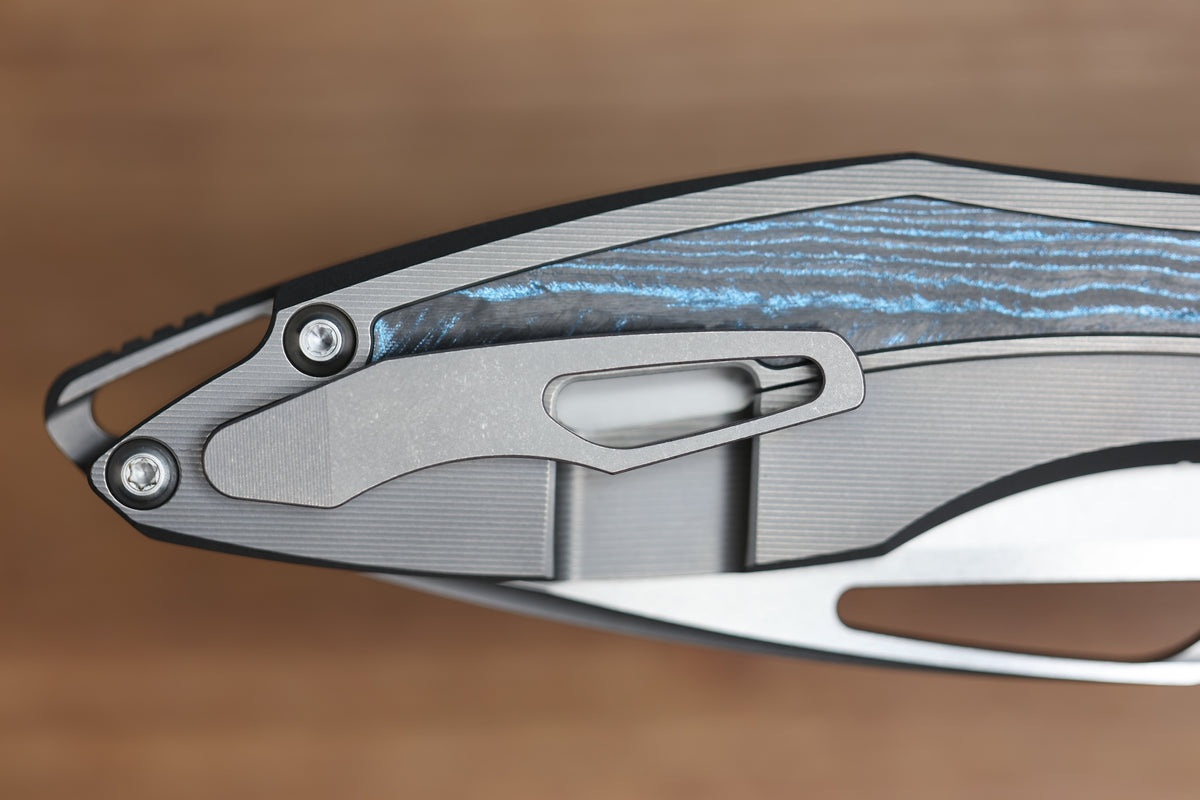 KOENIG KNIVES ARIUS - SMOOTH TITANIUM HANDLE W/ OCEAN BLUE CARBOTI INLAYS - SILVER HARDWARE - BURNISHED W/ POLISHED FLATS M390 BLADE - R1 INVITATIONAL 2026