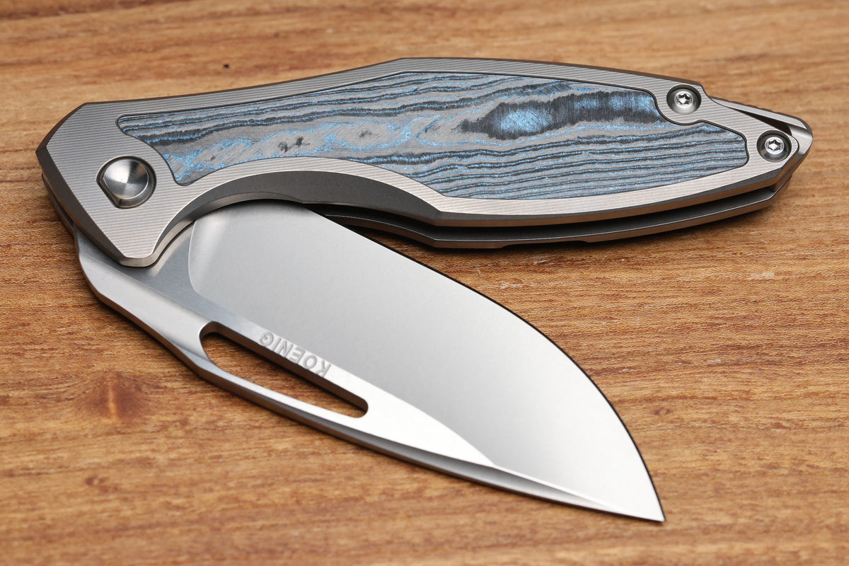 KOENIG KNIVES ARIUS - SMOOTH TITANIUM HANDLE W/ OCEAN BLUE CARBOTI INLAYS - SILVER HARDWARE - BURNISHED W/ POLISHED FLATS M390 BLADE - R1 INVITATIONAL 2026