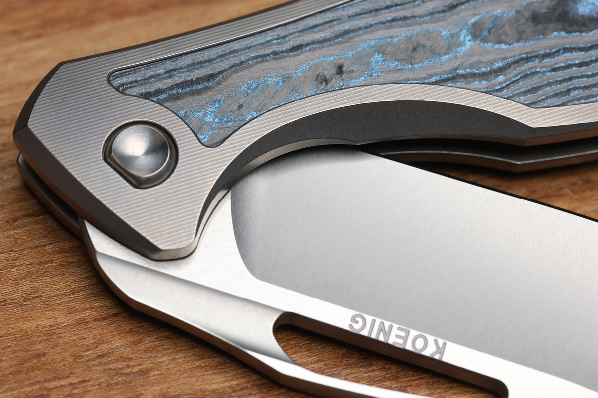 KOENIG KNIVES ARIUS - SMOOTH TITANIUM HANDLE W/ OCEAN BLUE CARBOTI INLAYS - SILVER HARDWARE - BURNISHED W/ POLISHED FLATS M390 BLADE - R1 INVITATIONAL 2026