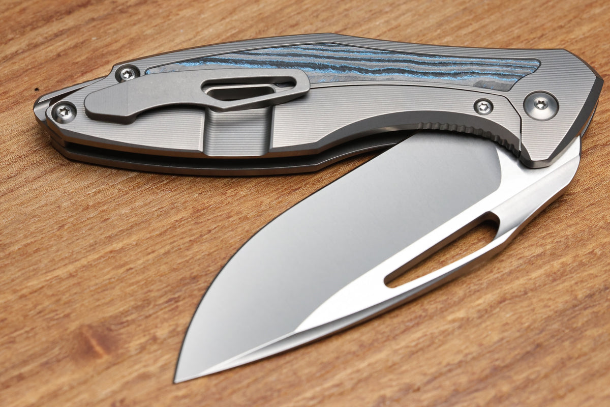KOENIG KNIVES ARIUS - SMOOTH TITANIUM HANDLE W/ OCEAN BLUE CARBOTI INLAYS - SILVER HARDWARE - BURNISHED W/ POLISHED FLATS M390 BLADE - R1 INVITATIONAL 2026