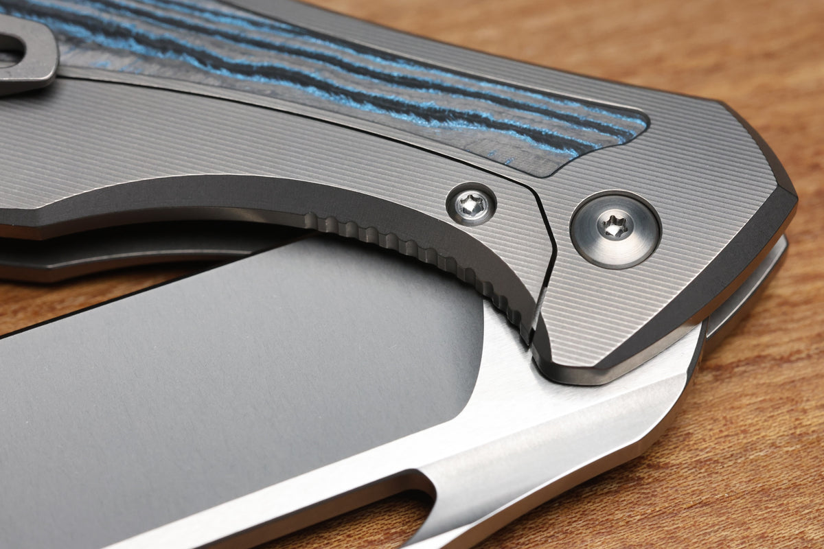 KOENIG KNIVES ARIUS - SMOOTH TITANIUM HANDLE W/ OCEAN BLUE CARBOTI INLAYS - SILVER HARDWARE - BURNISHED W/ POLISHED FLATS M390 BLADE - R1 INVITATIONAL 2026