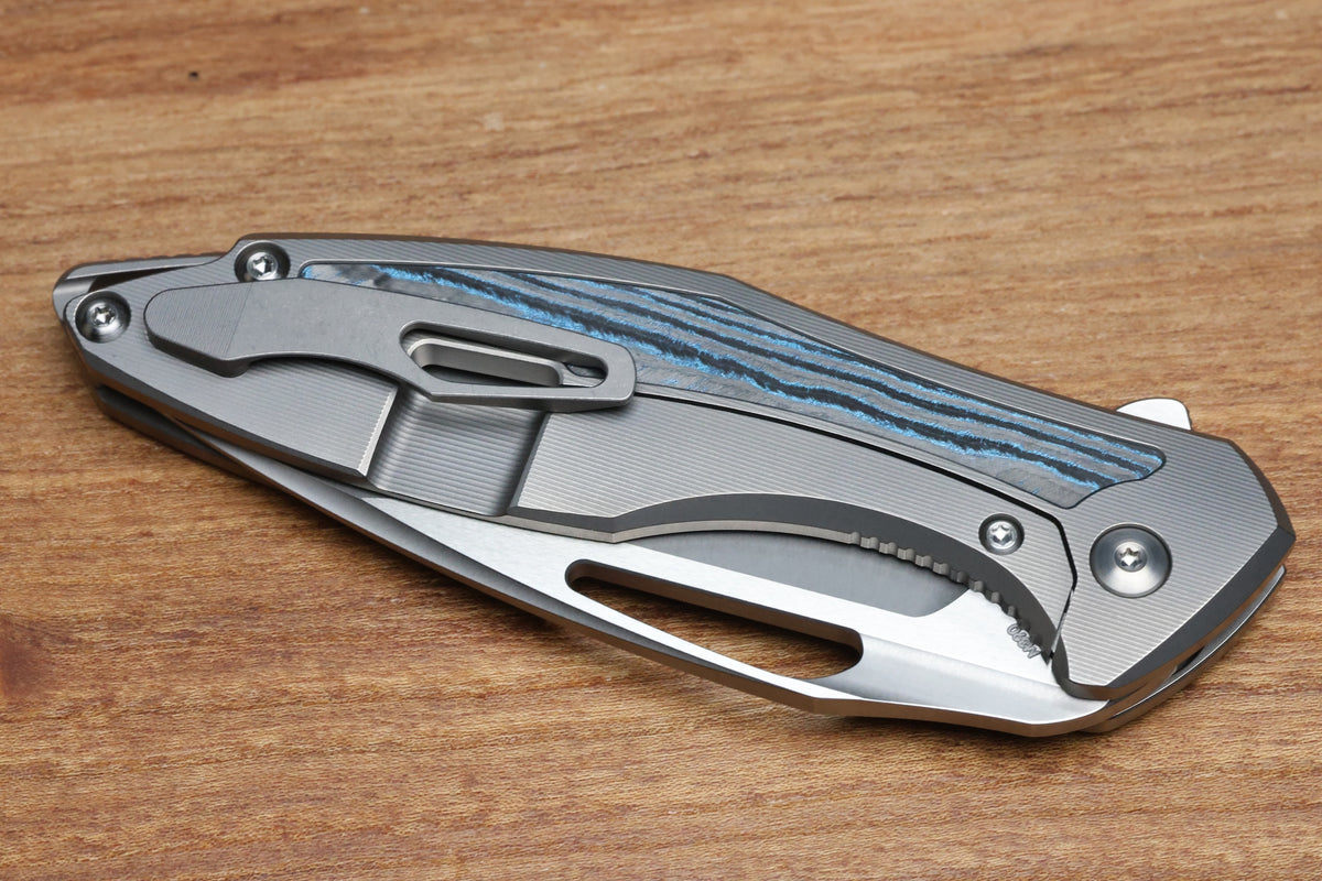 KOENIG KNIVES ARIUS - SMOOTH TITANIUM HANDLE W/ OCEAN BLUE CARBOTI INLAYS - SILVER HARDWARE - BURNISHED W/ POLISHED FLATS M390 BLADE - R1 INVITATIONAL 2026