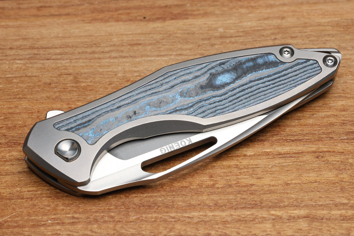 KOENIG KNIVES ARIUS - SMOOTH TITANIUM HANDLE W/ OCEAN BLUE CARBOTI INLAYS - SILVER HARDWARE - BURNISHED W/ POLISHED FLATS M390 BLADE - R1 INVITATIONAL 2026