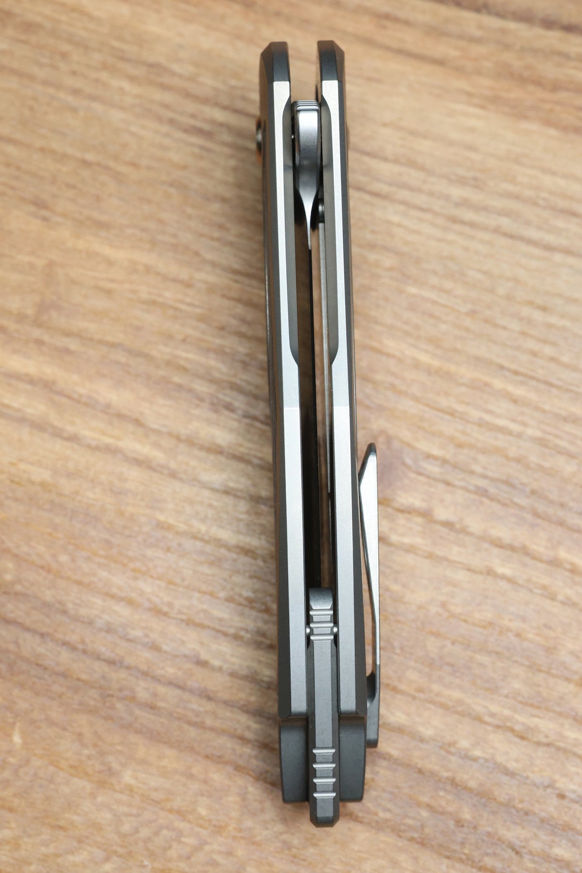KOENIG KNIVES ARIUS - SMOOTH TITANIUM HANDLE W/ OCEAN BLUE CARBOTI INLAYS - SILVER HARDWARE - BURNISHED W/ POLISHED FLATS M390 BLADE - R1 INVITATIONAL 2026