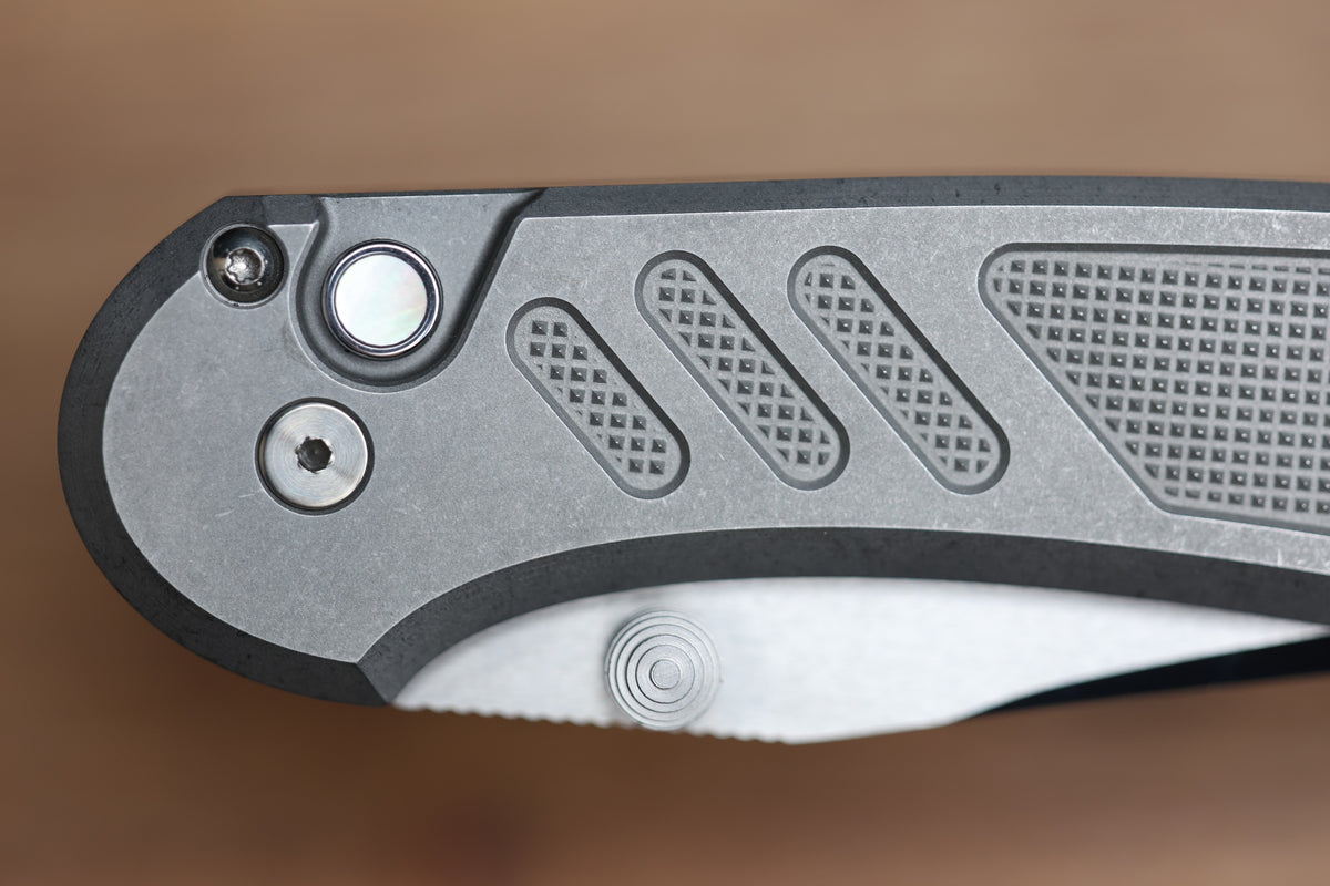 PRO-TECH AVALON PEACE NEIGHBOR KNURLED 17-4 STEEL HANDLE W/ BLACK LIP PEARL BUTTON & MIKE IRIE COMPOUND POLISHED 154CM