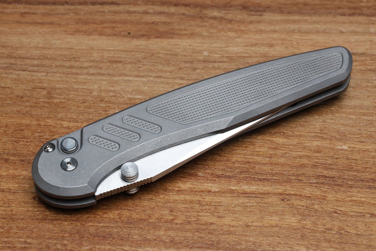 PRO-TECH AVALON PEACE NEIGHBOR KNURLED 17-4 STEEL HANDLE W/ BLACK LIP PEARL BUTTON & MIKE IRIE COMPOUND POLISHED 154CM